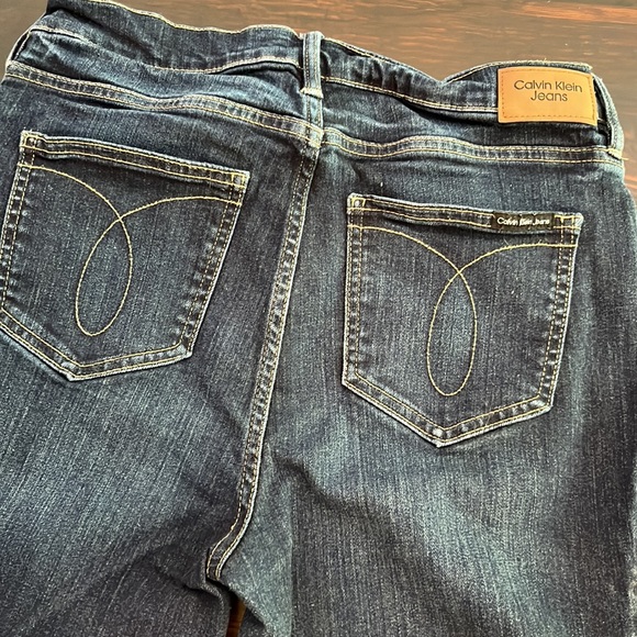 EUC Calvin Klein stretch skinny jeans in dark wash - Picture 3 of 3